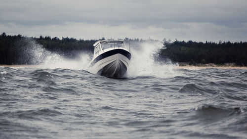 Outboard cabin cruiser - Tuna 665 PilotHouse - Admiral Boats S.A. - hard-top / sport-fishing / 8-person max.