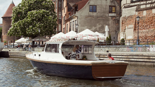 Inboard cabin cruiser - Admiral 940 Cabin - Admiral Boats S.A. - hard-top / 10-person max. / classic