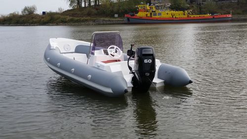 Outboard inflatable boat - Admiral 460 R - Admiral Boats S.A. - rigid / center console / 6-person max.