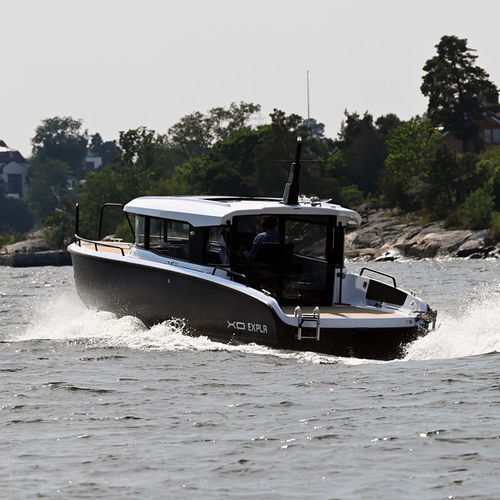 Inboard cabin cruiser - EXPLR 10 S+ IB - XO Boats - hard-top / aluminum / 10-person max.