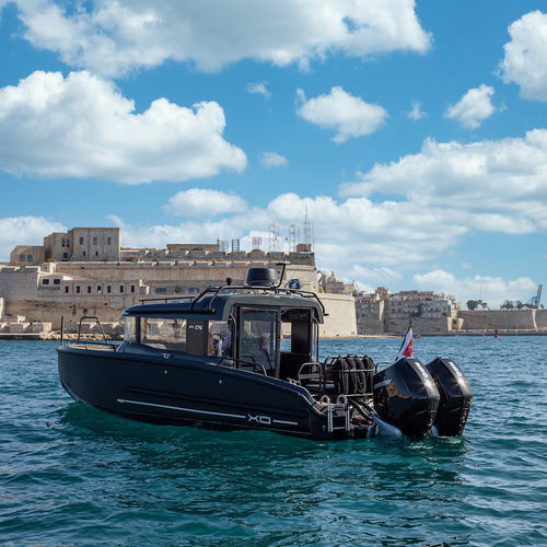 Outboard cabin cruiser - EXPLR 10 + - XO Boats - twin-engine / with enclosed cockpit / sport