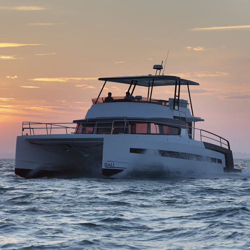 Catamaran express cruiser - 4.3 MY - BALI CATAMARANS  - inboard / twin-engine / flybridge