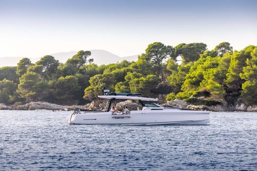 Outboard express cruiser - Axopar 45 Sun Top - Axopar Boats Oy - twin-engine / triple-engine / soft-top