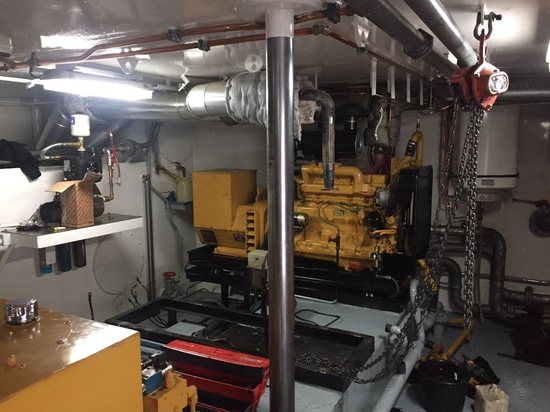 In the engine room there is plenty of space around the generator set for maintenance.