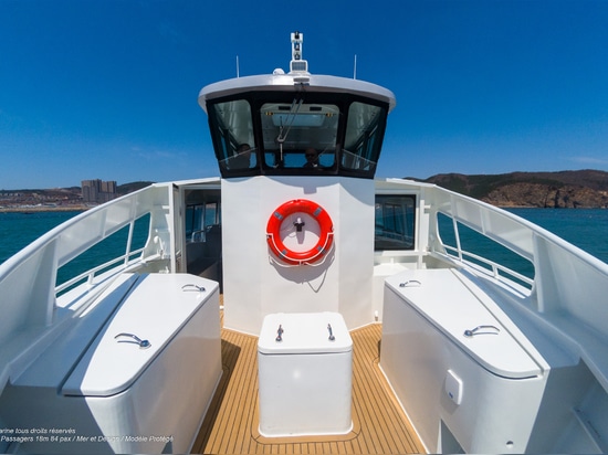 Additional cargo lockers on the front deck