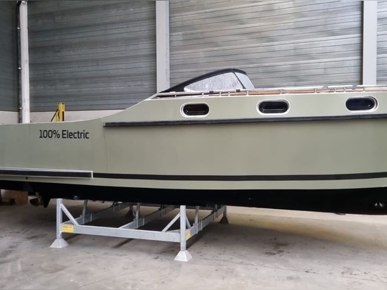 Craftmanship Cabin Tender 760, a Dutch electric neo-retro