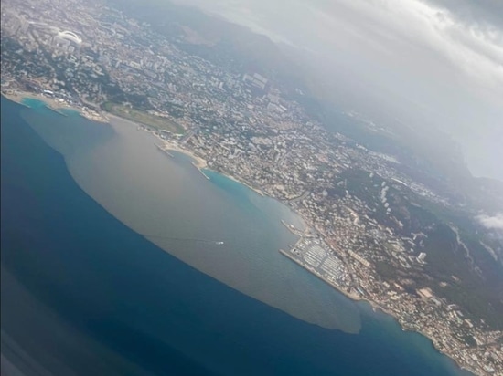 Pollution slick following storm in Marseille