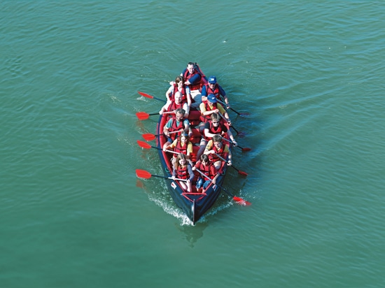 ADVENTURE TEAM: The Inflatable Canoe for 10 People