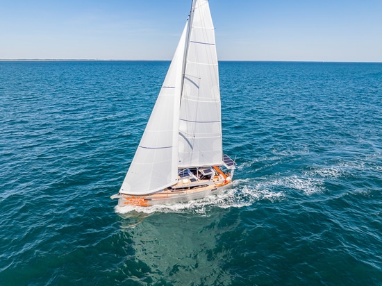 OVNI 430 under sail