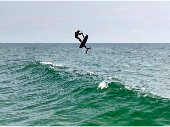 Wave jumping on the Hydroflyer Sport board