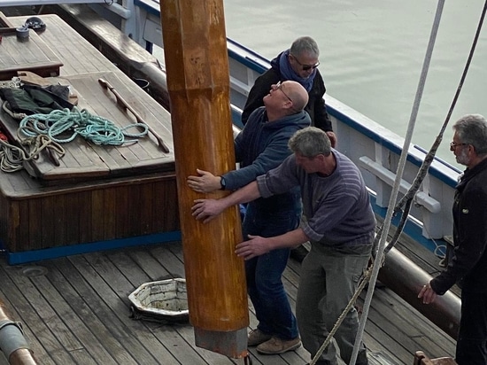 Wood mast installation on board - Old WoodSpars rigging