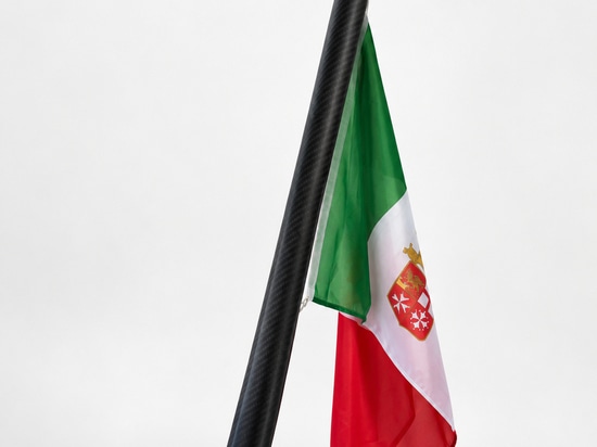 Skylink is Aguacarbon’s flagpole designed to combine identity, aesthetics and onboard connectivity.