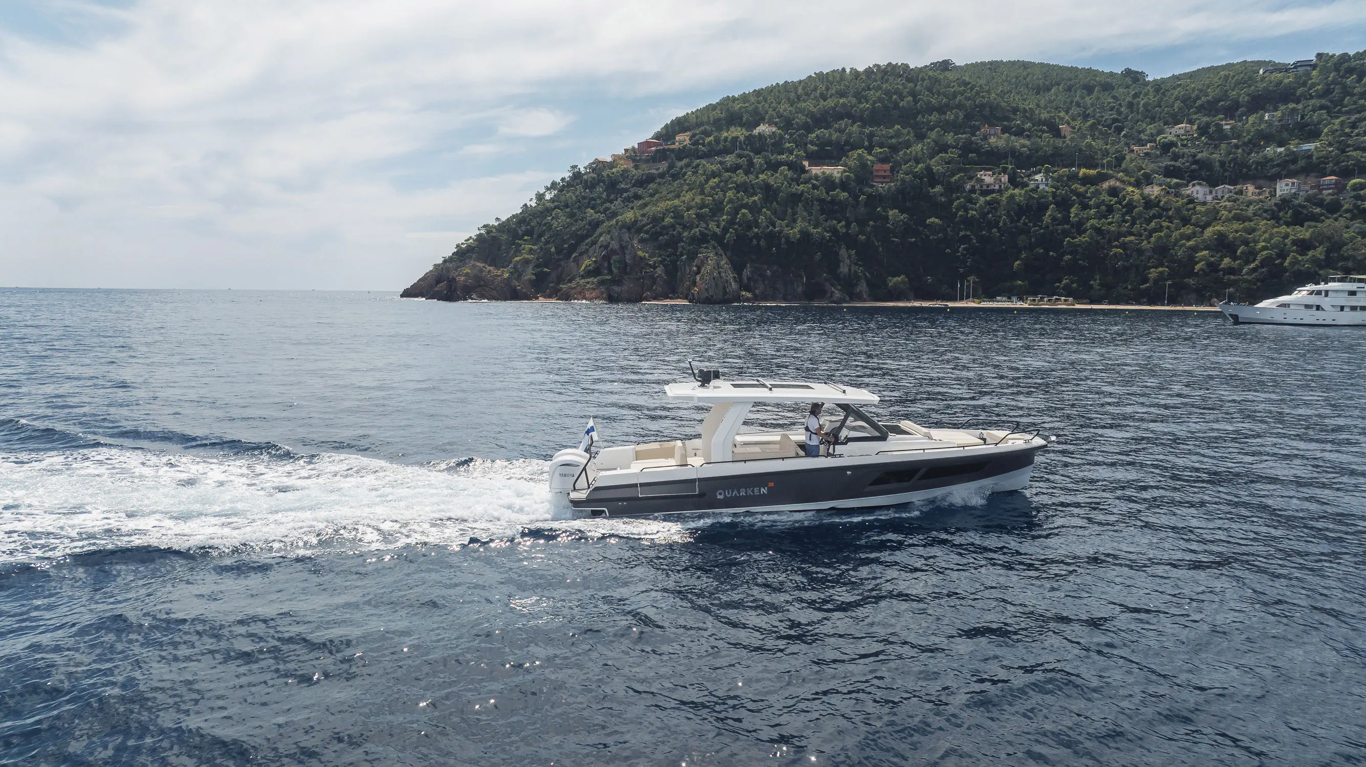 つきの船 船外機エクスプレスクルーザー - 35 Sport Tourer - QUARKEN Boats