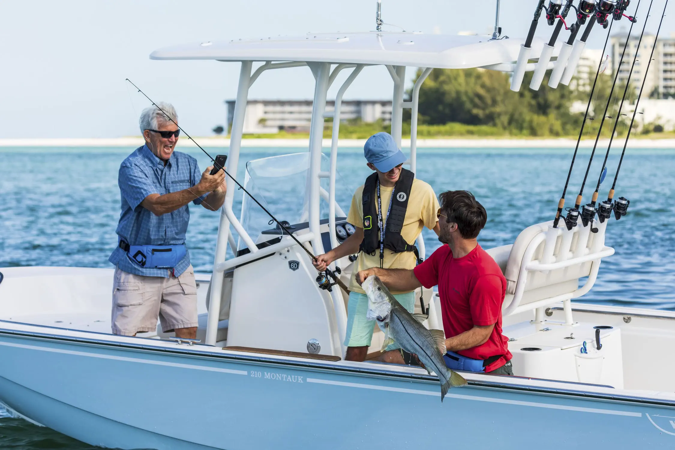 船外機センターコンソールボ－ト - 210 MONTAUk - Boston Whaler