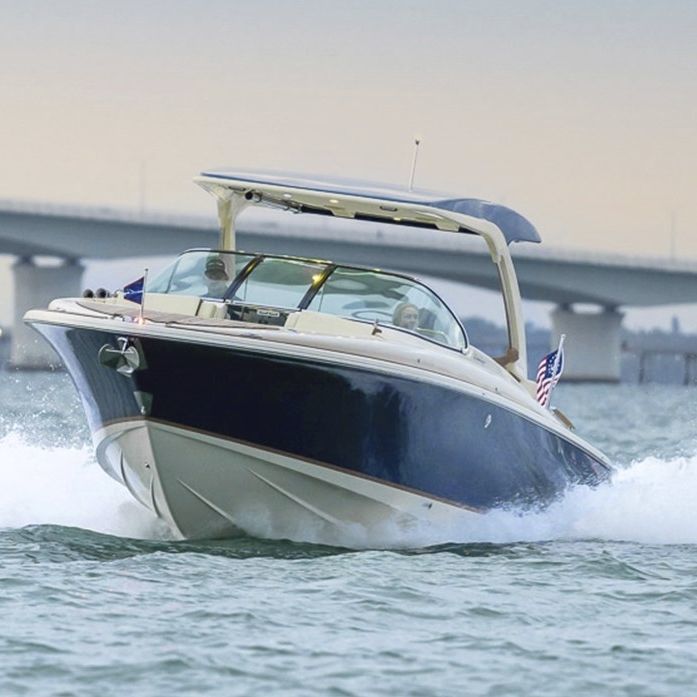 船外機ランナバウトボート LAUNCH 31 GT Chris Craft 船内機 / ツインエンジン / デュアルコンソール