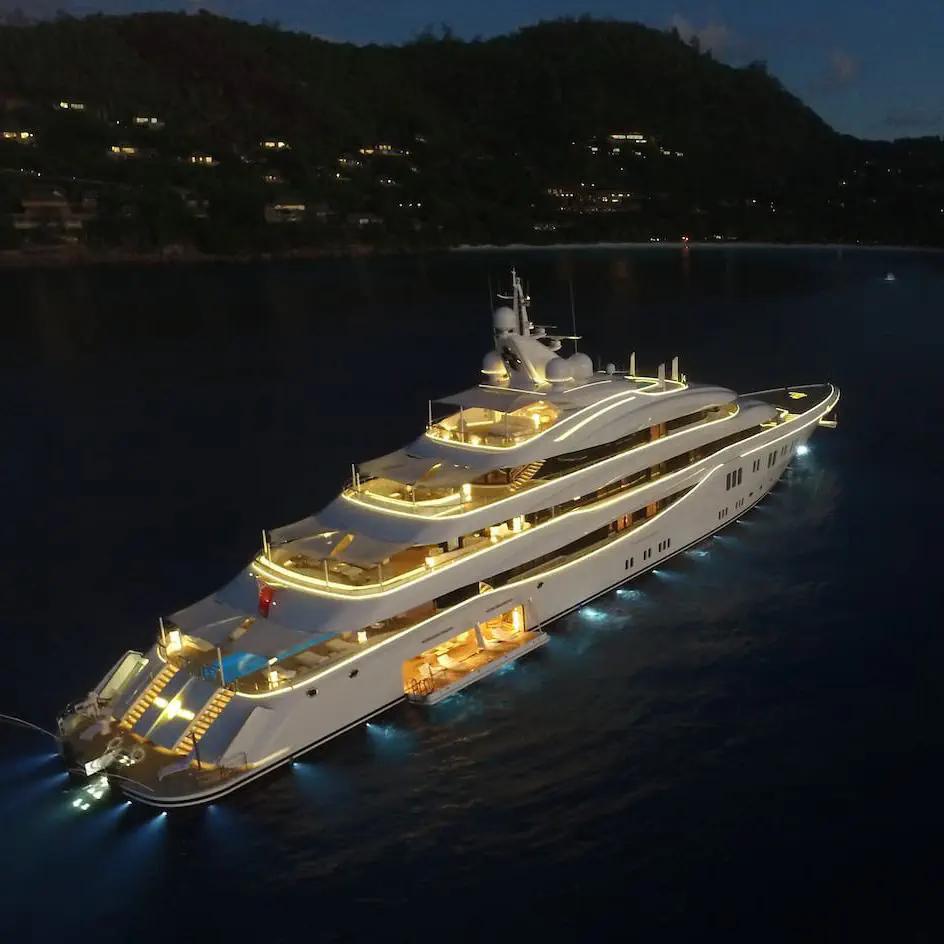 クルージングメガヨット - LADY LARA - Lurssen Yachts - 高部操舵室