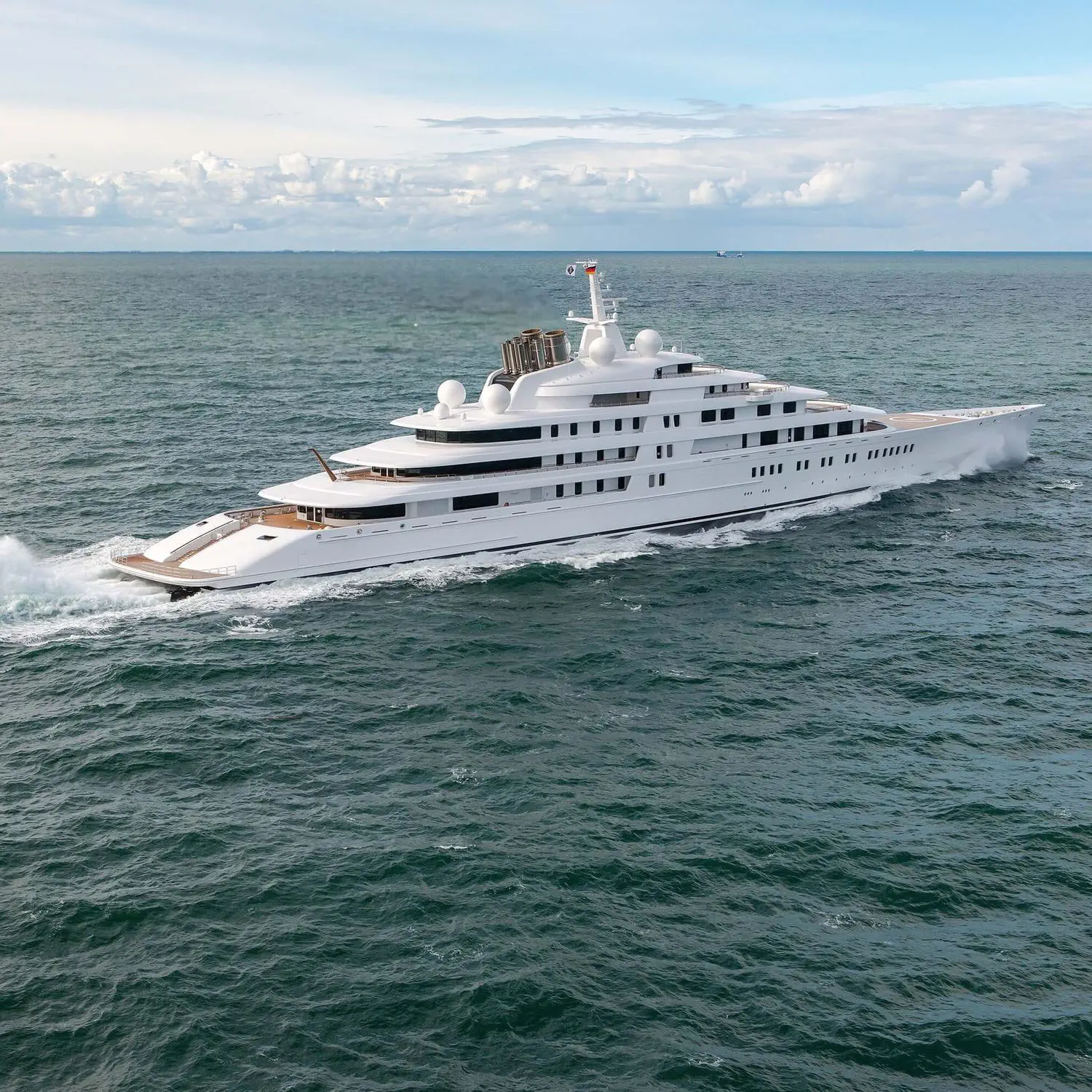 クルージングメガヨット - AZZAM - Lurssen Yachts - 高部操舵室