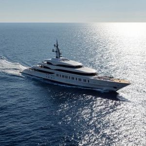 クルージングメガヨット - IJE - Benetti - 高部操舵室