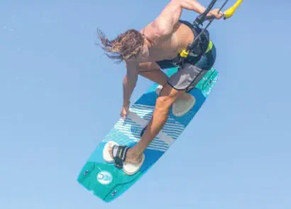 ノースカイトのカイトボード とデュオトーンのストラップ カイトサーフィンフットストラップ - SOURCE - Cabrinha Kites