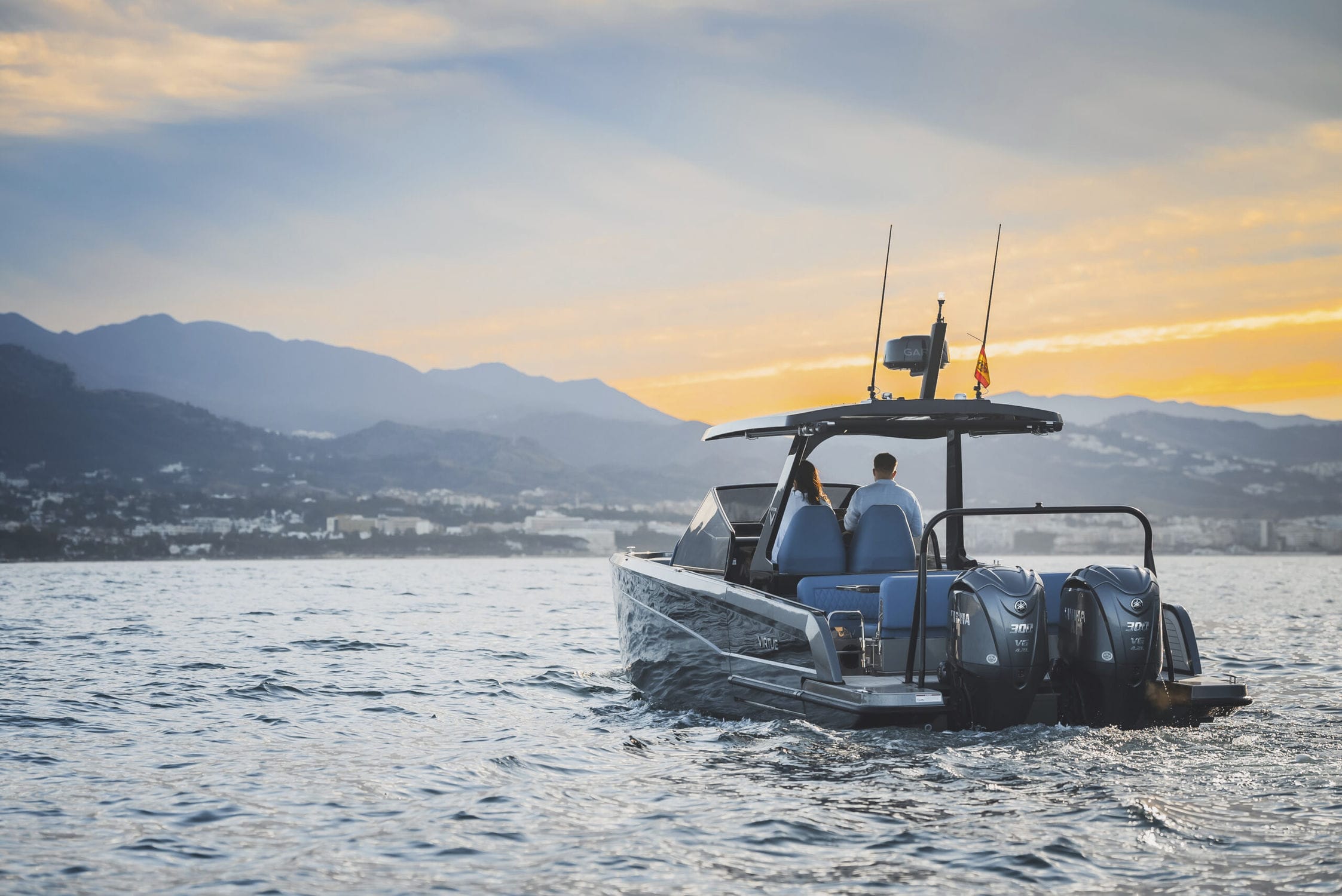 船外機エクスプレスクルーザー - V10 T-Top - Virtue Yachts