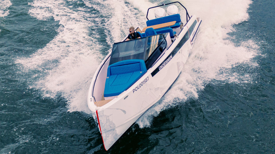 船外機エクスプレスクルーザー - V10 T-Top - Virtue Yachts