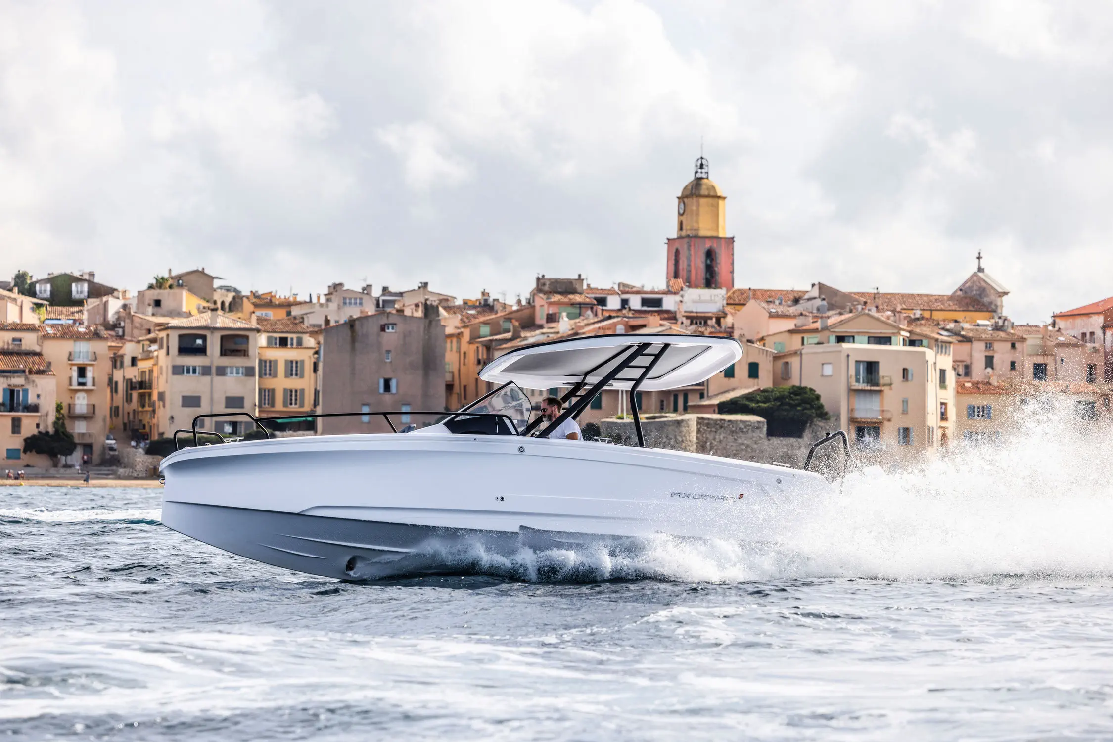 船外機キャビンクルーザ - 25 CROSS TOP - Axopar Boats Oy