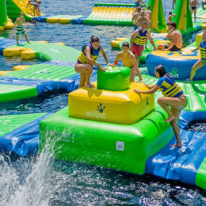 ピラミッド水中遊具