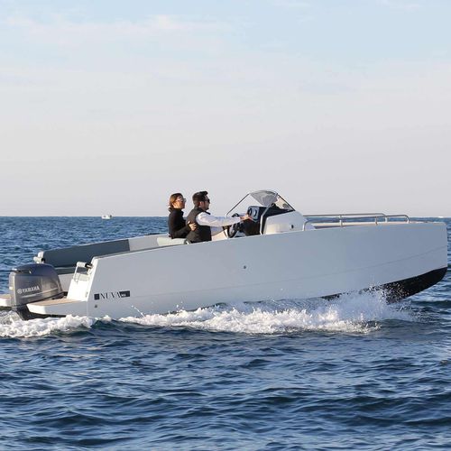 船外機散策 - M6 - Nuva Yachts - センターコンソール / 8人 / キャビン付き