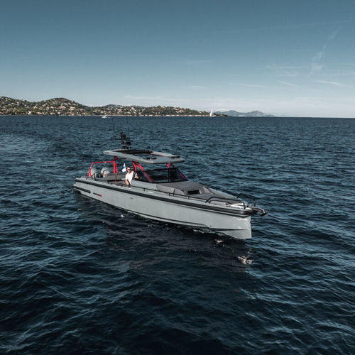 船外機エクスプレスクルーザー - Shadow 1000 Sun-Top Phantom - Brabus Marine - ツインエンジン / オープン / 12人