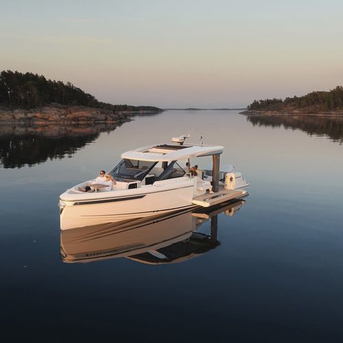 船外機エクスプレスクルーザー - 400 GTO - Saxdor Yachts Oy - ツインエンジン / ステップ式船底 / 操舵室あり