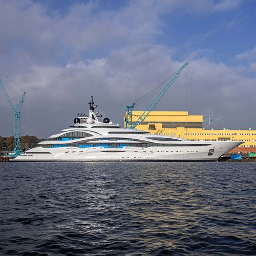 クルージングメガヨット - AL LUSAIL - Lurssen Yachts - 高部操舵室 / ヘリポート付