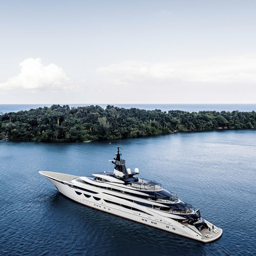 クルージングメガヨット - LADY JORGIA - Lurssen Yachts - 高部操舵室 / ヘリポート付