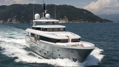 クルージングスーパーヨット - M/Y FOAM - Admiral yachts - フライブリッジ / 高部操舵室 / キャビン4室