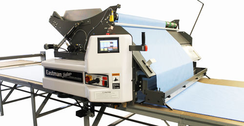 切断システム付散布機 - Saber C-Series - Eastman Machine Company