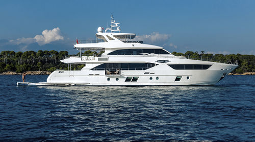 クルージングスーパーヨット - 110 - Majesty Yachts - 高速 / フライブリッジ / 操舵室あり