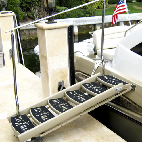 ヨット用階段 - UMT MARINE LLC