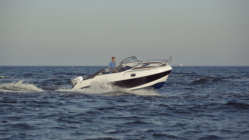 船外機デイクルーザー - 660 Cabin - Admiral Boats S.A.