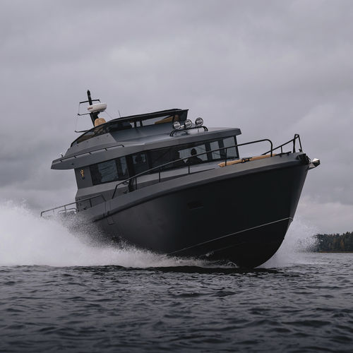 船内機エクスプレスクルーザー - BY50 FLY - Brizo Yachts - ツインエンジン / フライブリッジ / IPS POD