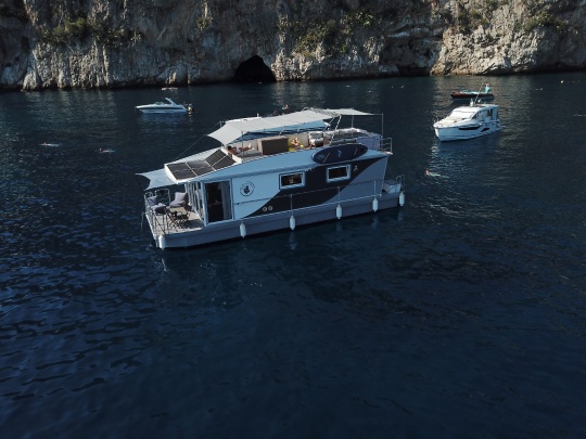 HOUSEBOAT Photo 8