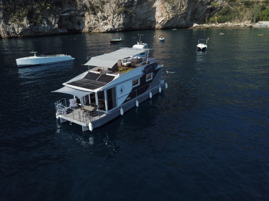 HOUSEBOAT Photo 9