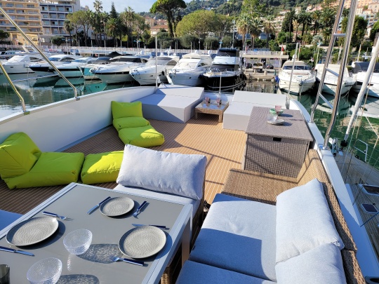 HOUSEBOAT Photo 13