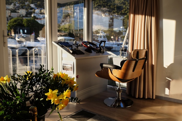 HOUSEBOAT Photo 1