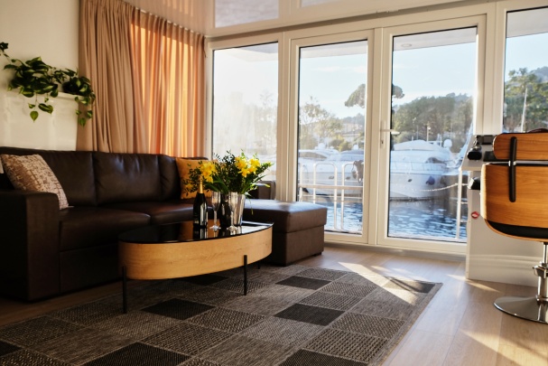 HOUSEBOAT Photo 2