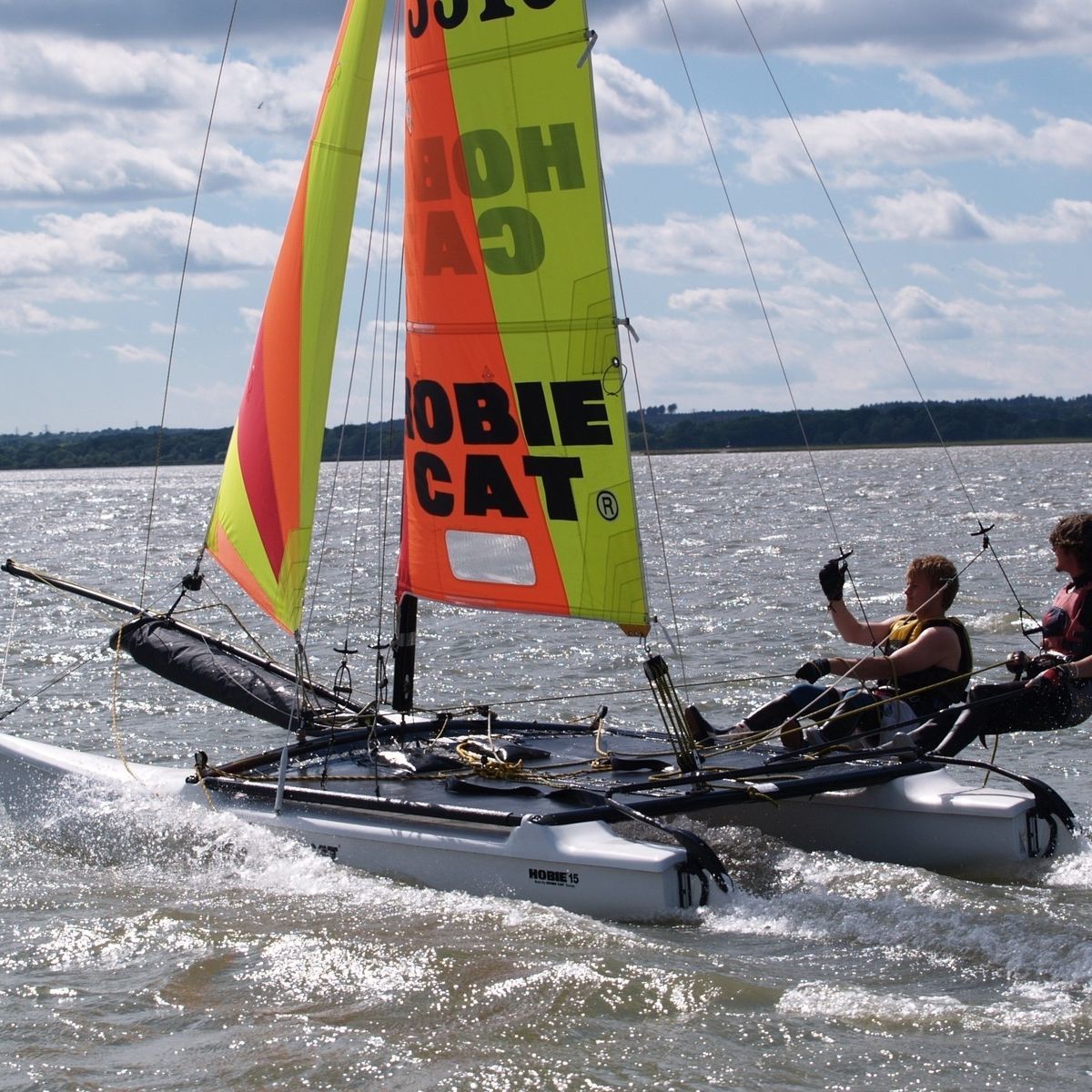 Catamarã esportivo de lazer Hobie Cat USA para dois tripulantes
