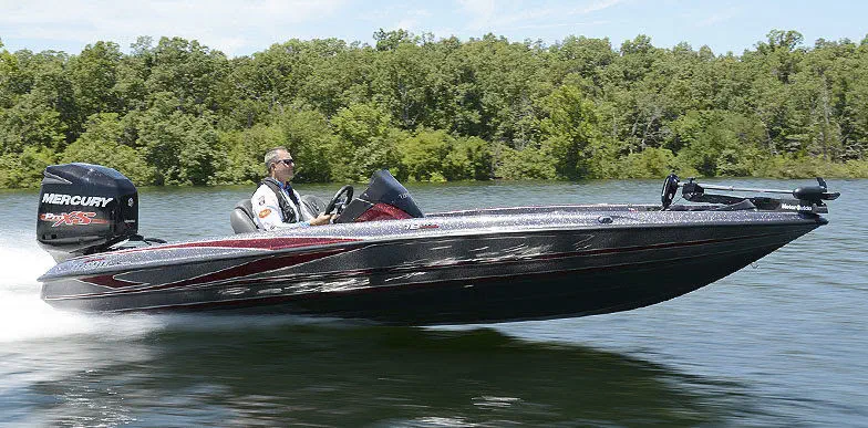 Bass boat com motor de popa - 18 TRX - Triton Boats - com console