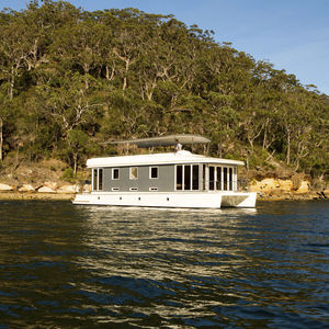 barco-casa catamarã