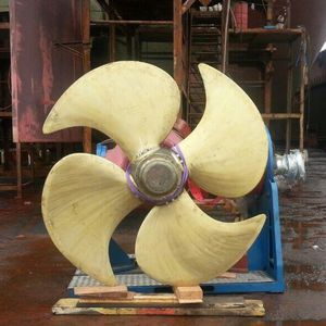 hélice para navio / de passo controlável / com linha de eixo / 4 pás