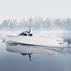 lancha Cabin Cruiser com motor de centro