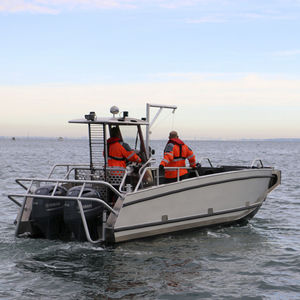 barco de desembarque / com motor de popa