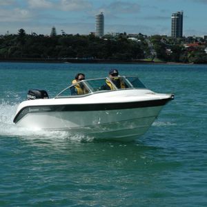 lancha de proa aberta com motor de popa